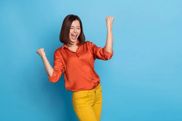 Portret van aantrekkelijke vrolijke gelukkige dromerige meisje verheugen grote verworvenheden geïsoleerd over helder blauwe kleur achtergrond — Stockfoto