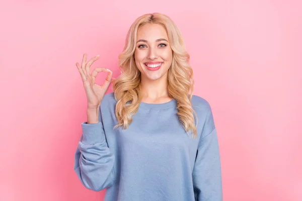 Foto van jonge vrolijke meisje tonen vingers okey symbool perfecte beslissing promo geïsoleerd over roze kleur achtergrond — Stockfoto
