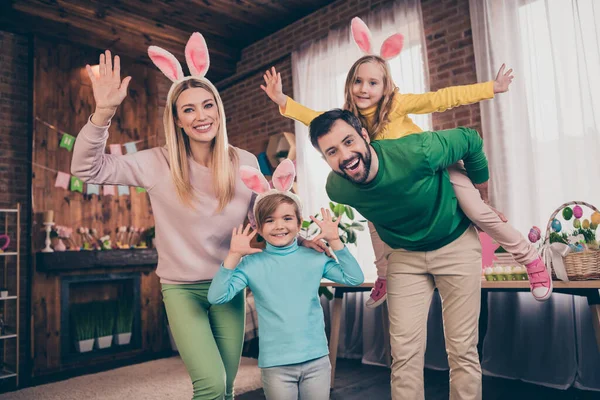 Portret van aantrekkelijke vrolijke grote volle familie besteden vakantie met plezier Pasen partij voorbereiding binnen — Stockfoto