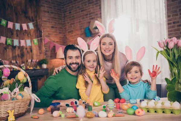 Porträt der schönen gut aussehenden fröhlichen funky Familie Vorbereitung Partei Zeichnung Eier Spaß haben kreative Kunst drinnen — Stockfoto