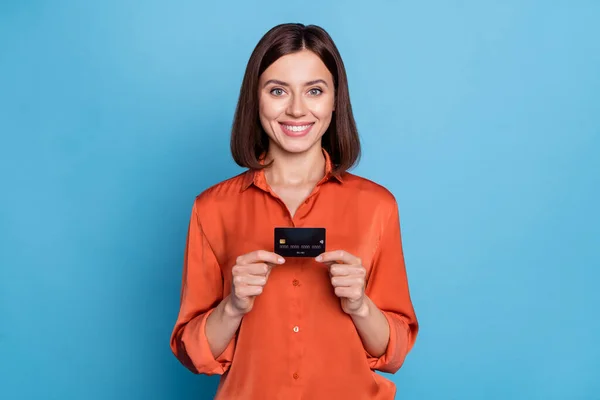 Foto de la mujer joven bonita tienen tarjeta bancaria salario beneficio recomiendan aislado sobre fondo de color azul — Foto de Stock