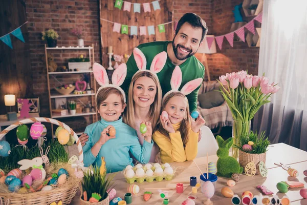 Foto von guter Laune Familie Ehemann umarmen seine Frau und Kinder kleine Junge und Mädchen zeigen Ihnen ihre bunten hübschen Ostereier — Stockfoto