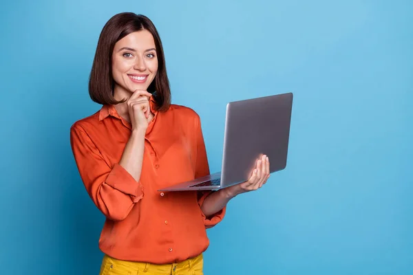 Portret atrakcyjnej wesoły inteligentny utalentowana dziewczyna za pomocą laptopa to projekt izolowany na jasnoniebieskim tle koloru — Zdjęcie stockowe