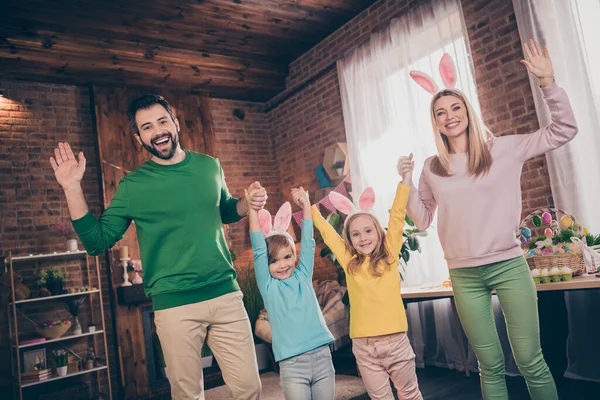 Portrét atraktivní veselá velká plná rodina tráví dovolenou tanec baví velikonoční domácí párty uvnitř — Stock fotografie