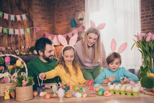 Porträt der schönen gut aussehend fröhlich liebenswert Familie Vorbereitung Partei festlichen Anlass Eier zeichnen drinnen — Stockfoto