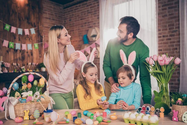 Portrét atraktivní veselá rodina kreslení vejce baví výtvarné umění hobby výzdoba tráví víkend doma v podkroví — Stock fotografie