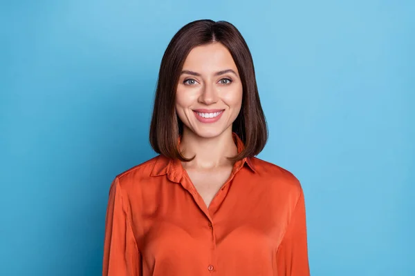 Foto de joven alegre chica inteligente sonrisa dentada representante experto aislado sobre fondo de color azul — Foto de Stock