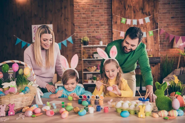 Fotografie plné idylické pozitivní rodiny čtyři lidé malovat vejce připravit slavnostní příležitosti domů uvnitř — Stock fotografie