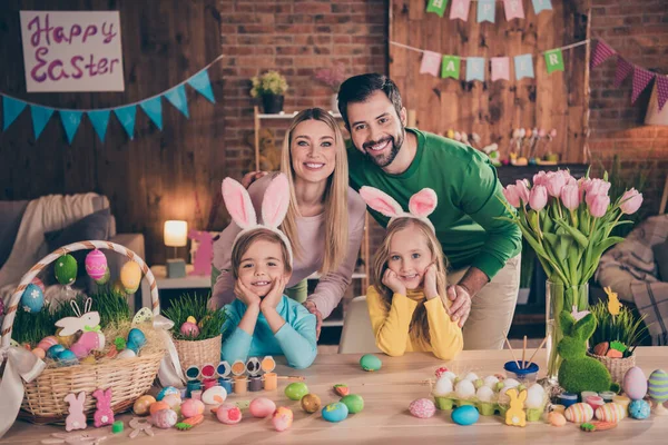 Fotografie šťastné pozitivní rodina trávit čas spolu v interiéru oslavit velikonoční dovolenou malovat vejce, aby řemesla dekorace — Stock fotografie