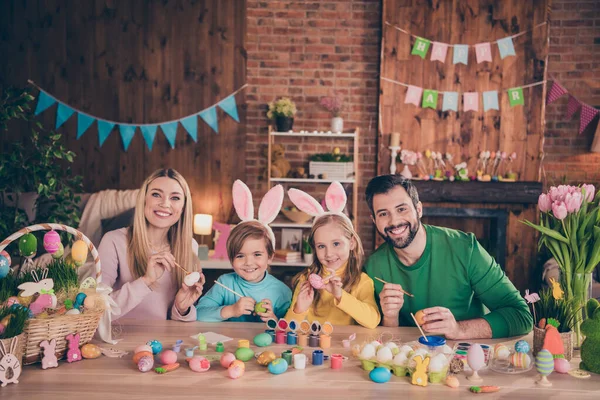 Foto von entzückenden niedlichen Familie entspannen drinnen malen Ostereier zusammen Mama und Papa helfen ihren Kindern — Stockfoto