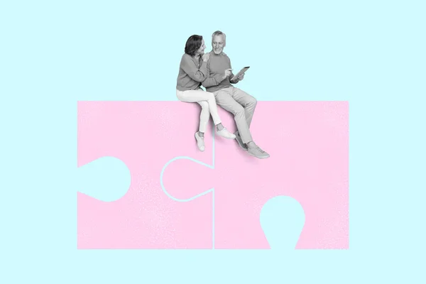 Perfecte match vonden we liefde concept twee oudere volwassen mensen zitten op grote puzzel samengevoegd puzzels ontmoeten op date agency app service vinden soul mate online geïsoleerd — Stockfoto