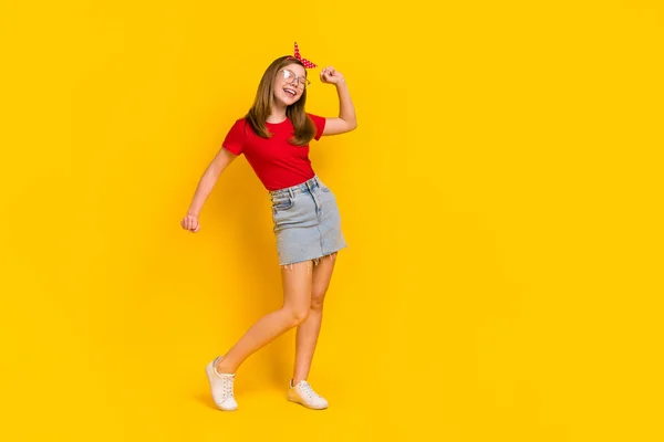 Foto em tamanho completo de despreocupado alegre adolescente fêmea se divertindo dançando discoteca isolada no fundo de cor amarela — Fotografia de Stock