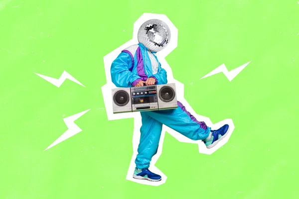 Ilustração do homem cara andando dançarino segurar boom caixa jogador retro frio tem bola de discoteca na cabeça silhueta pintado branco cor verde fundo — Fotografia de Stock