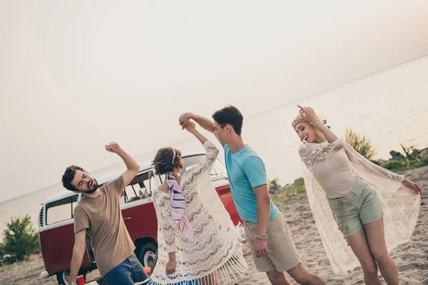 Foto de jovem namorada bonito namorado dança perto do mar minivan viagem de férias desgaste tendência pano ao ar livre — Fotografia de Stock