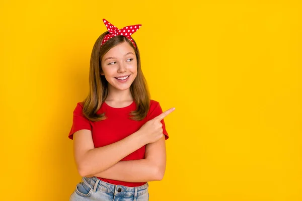Retrato de adorável tipo menina adolescente anunciar produto astúcia complicado rosto isolado no fundo de cor amarela — Fotografia de Stock