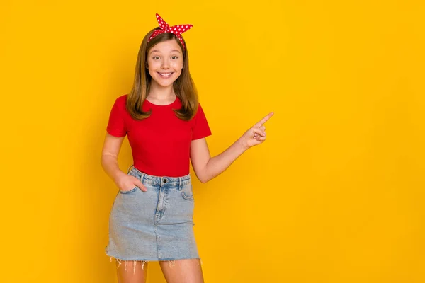 Çekici, sevimli genç kız promosyon seçeneği sarı arkaplanda izole edilmiş ürün öner — Stok fotoğraf