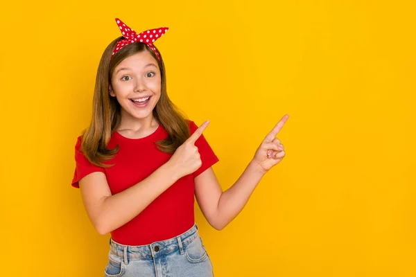 Foto von schönen positiven Emotionen Teenager weiblich fördern Option Angebot Verkauf einkaufen isoliert auf gelbem Hintergrund — Stockfoto