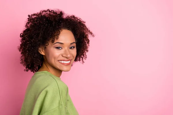 Perfil vista lateral retrato de atractiva chica alegre de pelo ondulado copia espacio en blanco aislado sobre fondo de color pastel rosa — Foto de Stock
