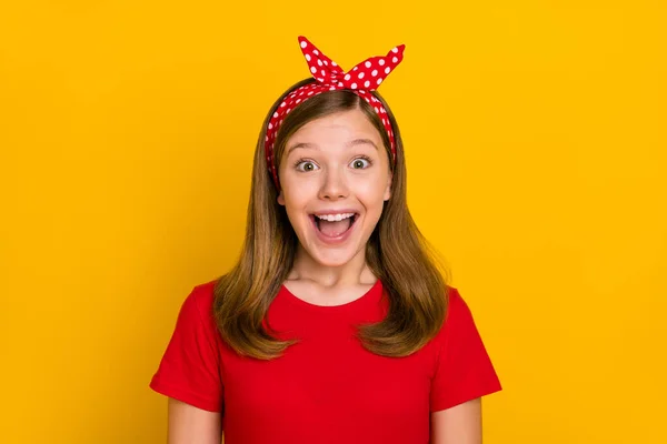 Φωτογραφία του εντυπωσιασμένος έφηβος κορίτσι ανοιχτό στόμα φορούν κόκκινο t-shirt κορδέλα απομονώνονται σε κίτρινο χρώμα φόντο — Φωτογραφία Αρχείου