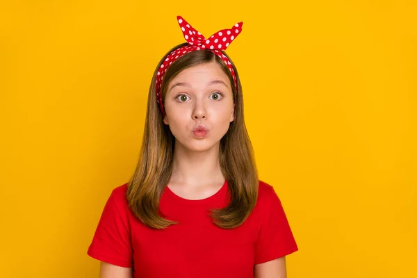 Φωτογραφία από χαριτωμένο κοριτσάκι φιλί χτύπημα φορούν κόκκινο t-shirt κορδέλα απομονώνονται σε κίτρινο χρώμα φόντο — Φωτογραφία Αρχείου
