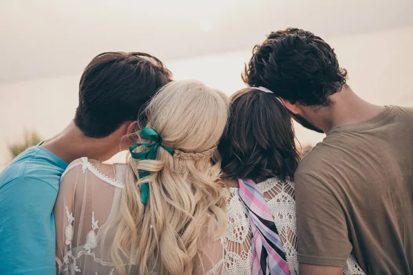 Foto van romantische dromerige vrienden groep ontmoeten zonsondergang slijtage boho outfit natuur zee strand buiten — Stockfoto