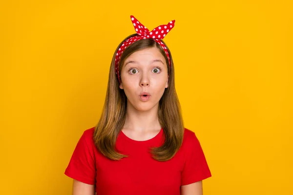 귀여운 작은 소녀 사진에 빨간 티셔츠 머리띠를 착용하고 노란색 배경에 고립 — 스톡 사진