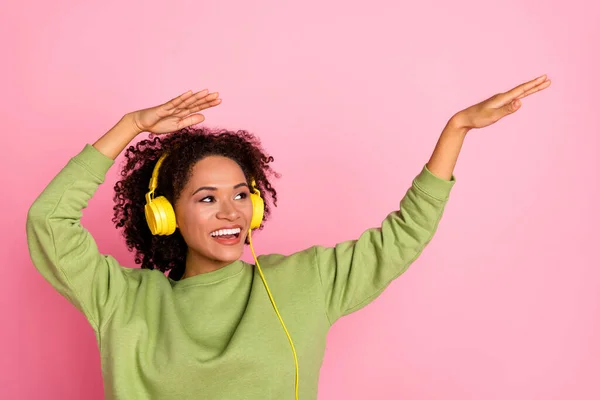 유쾌 한 젊은 소녀의 사진 재미있는 디스코 리듬 냉기는 핑크 색 배경에 고립된 빈 공간클 러버링처럼 보인다 — 스톡 사진