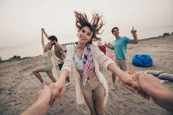 Foto de amigos jóvenes bailan divertirse vacaciones viaje desgaste tendencia mirar al aire libre —  Fotos de Stock