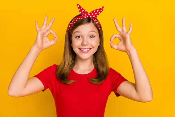 Foto de bonito adolescente menina mostrar okey desgaste headband vermelho t-shirt isolado no fundo de cor amarelo vívido — Fotografia de Stock
