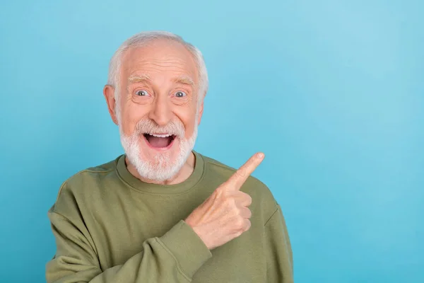 Portret van aantrekkelijke vrolijke grijsharige man demonstreren kopieerruimte ad nieuw aanbod geïsoleerd over helder blauwe kleur achtergrond — Stockfoto