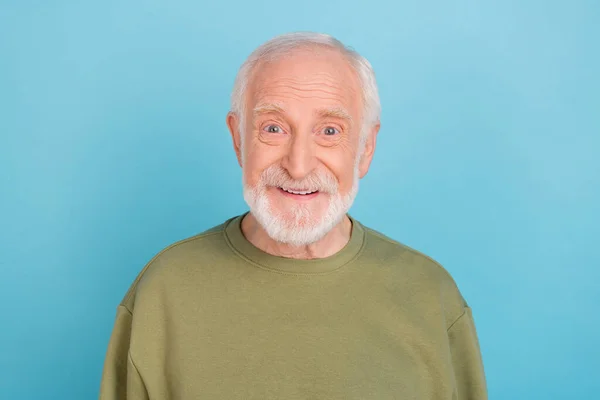 Portrait of attractive cheerful funny amazed grey-haired man good mood isolated over vibrant blue color background — Stock Photo, Image