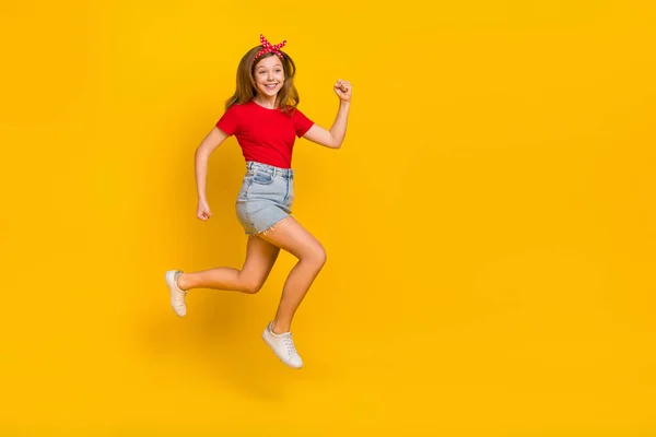 Foto de corpo inteiro de bonito adolescente menina executar desgaste t-shirt hairband saia sapatos isolados no fundo amarelo — Fotografia de Stock