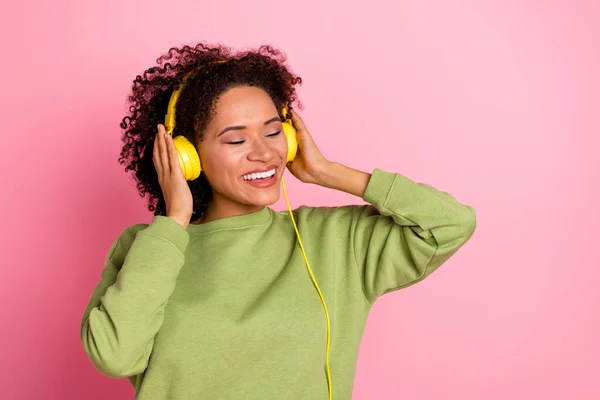 흥분 한 예쁜 소녀의 사진 핑크 색 배경에 고립된 멜로디 라디오 멜로 맨 꿈을 즐긴다 — 스톡 사진
