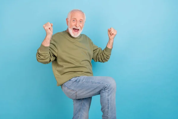 Portret van aantrekkelijke vrolijke grijs-harige man verheugen zich met plezier bereiken geïsoleerd over glans blauwe kleur achtergrond — Stockfoto