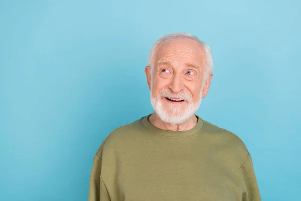 Retrato de atraente alegre sonhador homem de cabelos grisalhos decidindo espaço de cópia isolado sobre fundo de cor azul brilhante — Fotografia de Stock