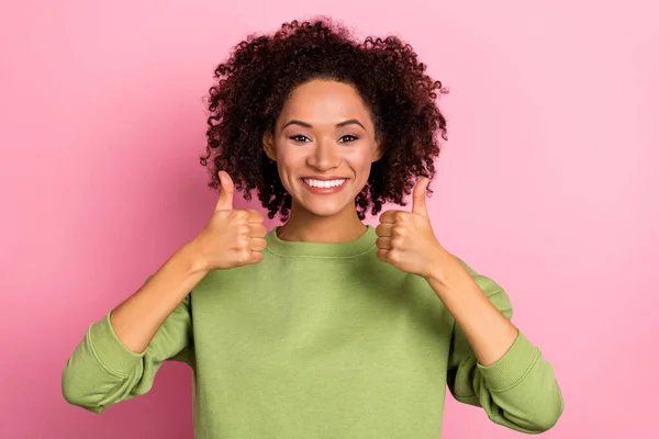 Πορτρέτο της ελκυστικής χαρούμενα κυματιστά μαλλιά κορίτσι δείχνει μικρογραφία ad cool λύση απομονώνονται σε ροζ παστέλ χρώμα φόντο — Φωτογραφία Αρχείου