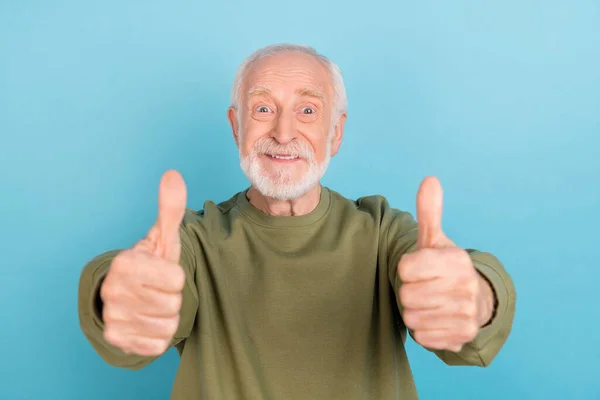 Πορτρέτο της ελκυστική χαρούμενη αστεία γκρίζα μαλλιά άνθρωπος δίνοντας δύο μικρογραφία διαφήμιση απομονώνονται πάνω από φωτεινό μπλε χρώμα φόντο — Φωτογραφία Αρχείου