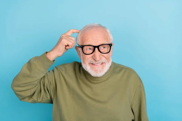 Retrato de la mente atractiva alegre hombre de pelo gris geek toma de decisión aislado sobre fondo de color azul brillante —  Fotos de Stock