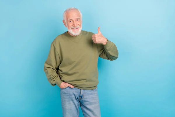 Portrét atraktivní obsah veselý šedovlasý muž ukazující palec up reklama izolované přes jasně modré barvy pozadí — Stock fotografie