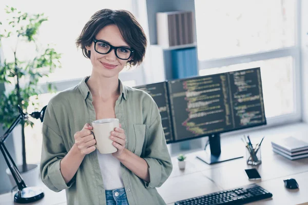 Πορτρέτο της ελκυστικής αισιόδοξη κορίτσι hacker τεχνική υποστήριξη κορυφή ανώτερος διευθυντής πίνοντας καφέ στο χώρο εργασίας σταθμό σε εσωτερικούς χώρους — Φωτογραφία Αρχείου