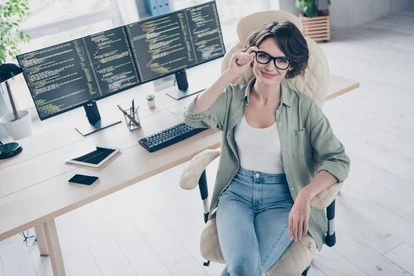 Magas látószögű kép magabiztos sikeres webdizájner ülő szék kéz érintőképernyős szemüveg iroda beltéri — Stock Fotó