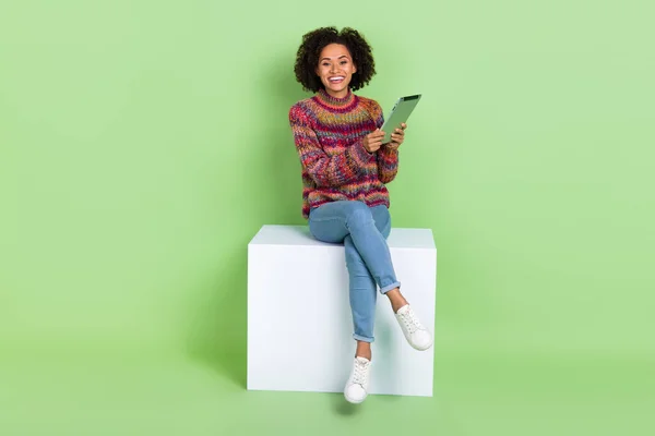 Foto av bedårande söt dam klädd stickad pullover skriva modern gadget isolerad grön färg bakgrund — Stockfoto