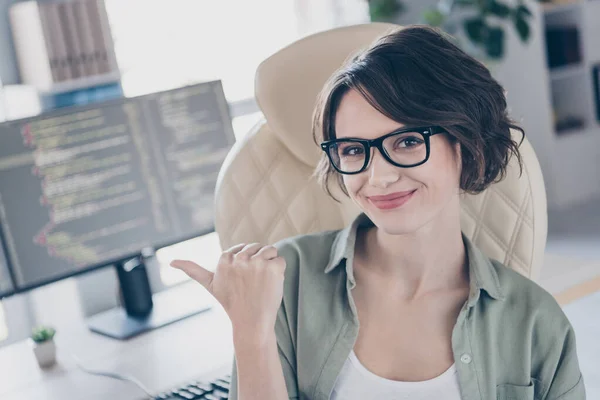 Фото улыбающегося сервера эксперт леди сидя кресло прямой экран хорошее настроение рабочее место здание внутри — стоковое фото