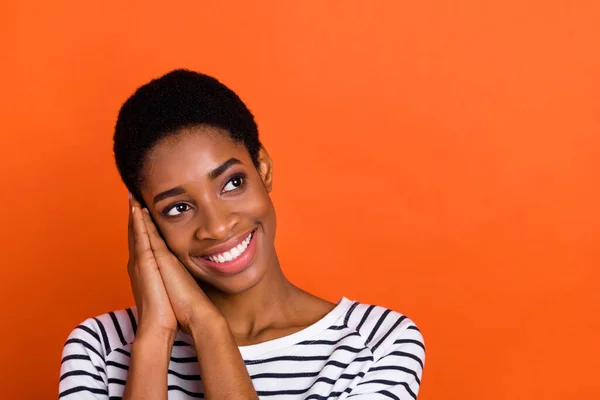 Foto di sognante divertente terza persona di genere indossare pullover cercando spazio vuoto isolato colore arancione sfondo — Foto Stock