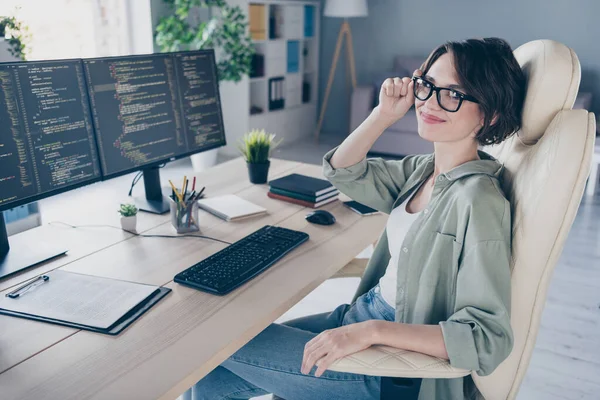 Portrét pozitivní krásné dámy sedící židle rameno dotykové brýle vzhled kamerový server optimalizace kancelář uvnitř — Stock fotografie