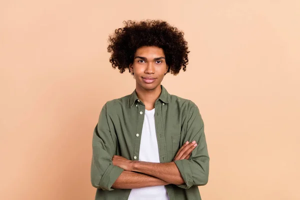 Retrato de conteúdo atraente de cabelos ondulados morena cara dobrado braços isolados sobre fundo cor pastel bege — Fotografia de Stock