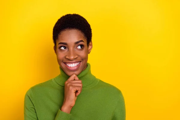 Portré vonzó trendi vidám gondolkodó nő megható áll gondolkodás másolás tér elszigetelt felett élénk sárga színű háttér — Stock Fotó
