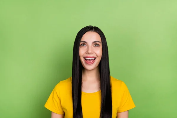 Foto di giovane bella ragazza eccitato sguardo vuoto spazio faccia reazione sconto isolato su sfondo di colore verde — Foto Stock