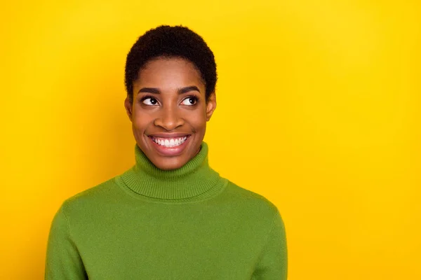 Retrato de mulher alegre moda atraente pensamento cópia espaço em branco isolado sobre fundo de cor amarela brilhante — Fotografia de Stock