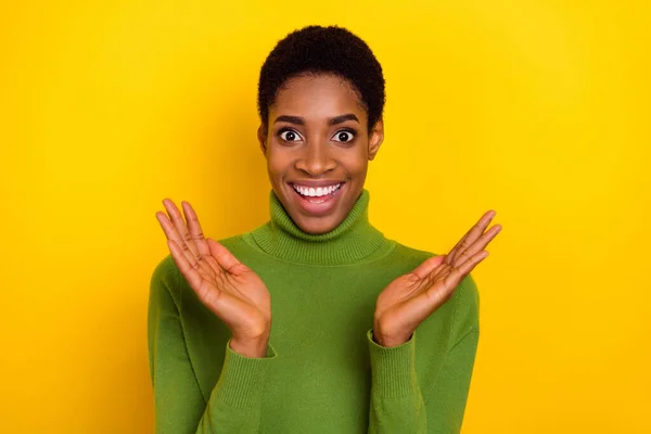 Foto de mulher trans doce impressionado usar gola alta verde braços mãos isoladas cor amarela fundo — Fotografia de Stock